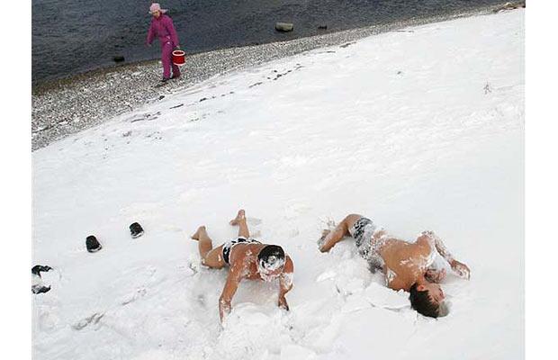 ice-swimmers_1205995i